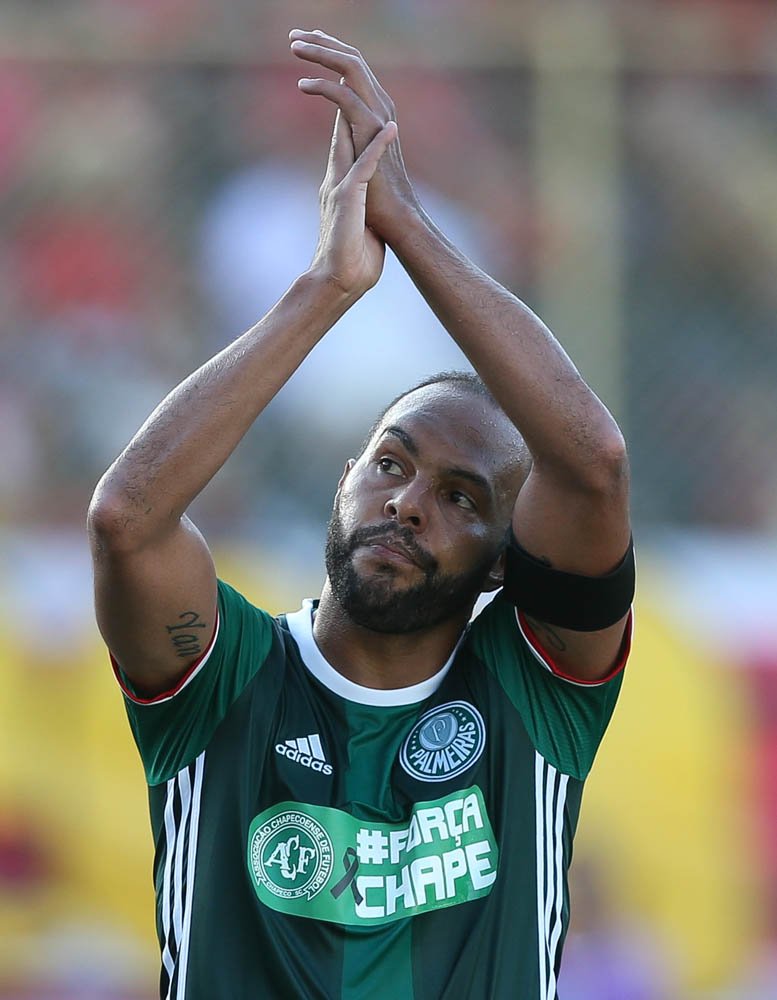 Após marcar contra o Vitória, Alecsandro renova com o Palmeiras por mais um ano