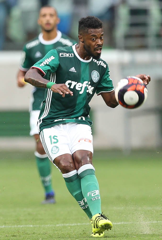 Após 4 a 0, Michel Bastos celebra primeiro gol marcado e agradece 'carinho da torcida'