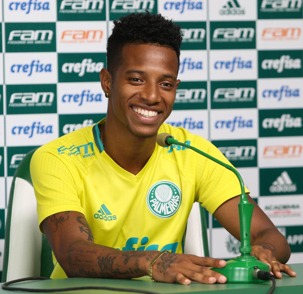 Tchê Tchê esbanja bom humor em coletiva e avalia nova posição: ‘Mais liberdade’