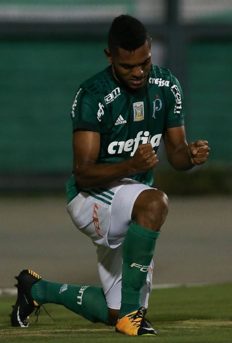 Miguel Borja vibra com golaço e Arouca comemora retorno com vitória