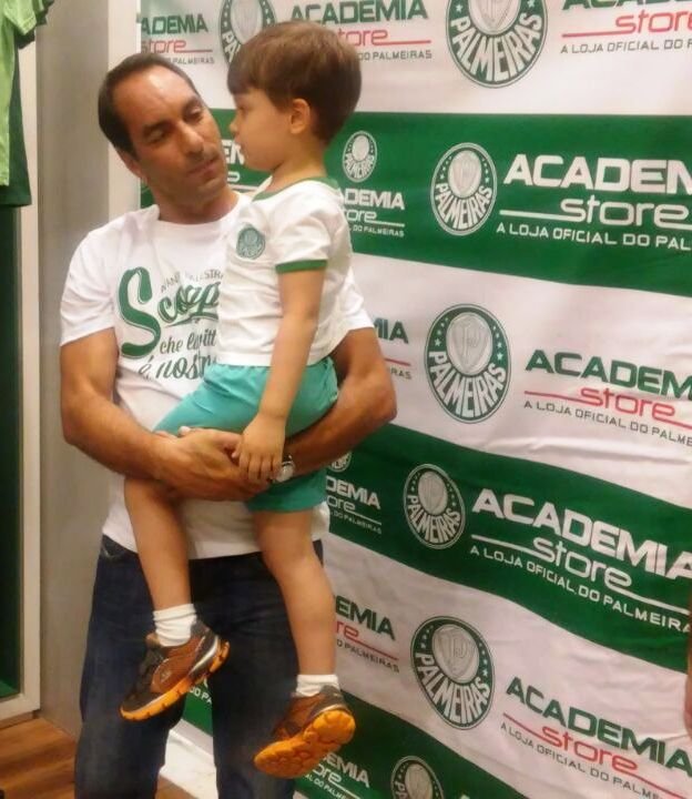 Assediado, Edmundo participa de noite de autógrafos em loja oficial do Palmeiras