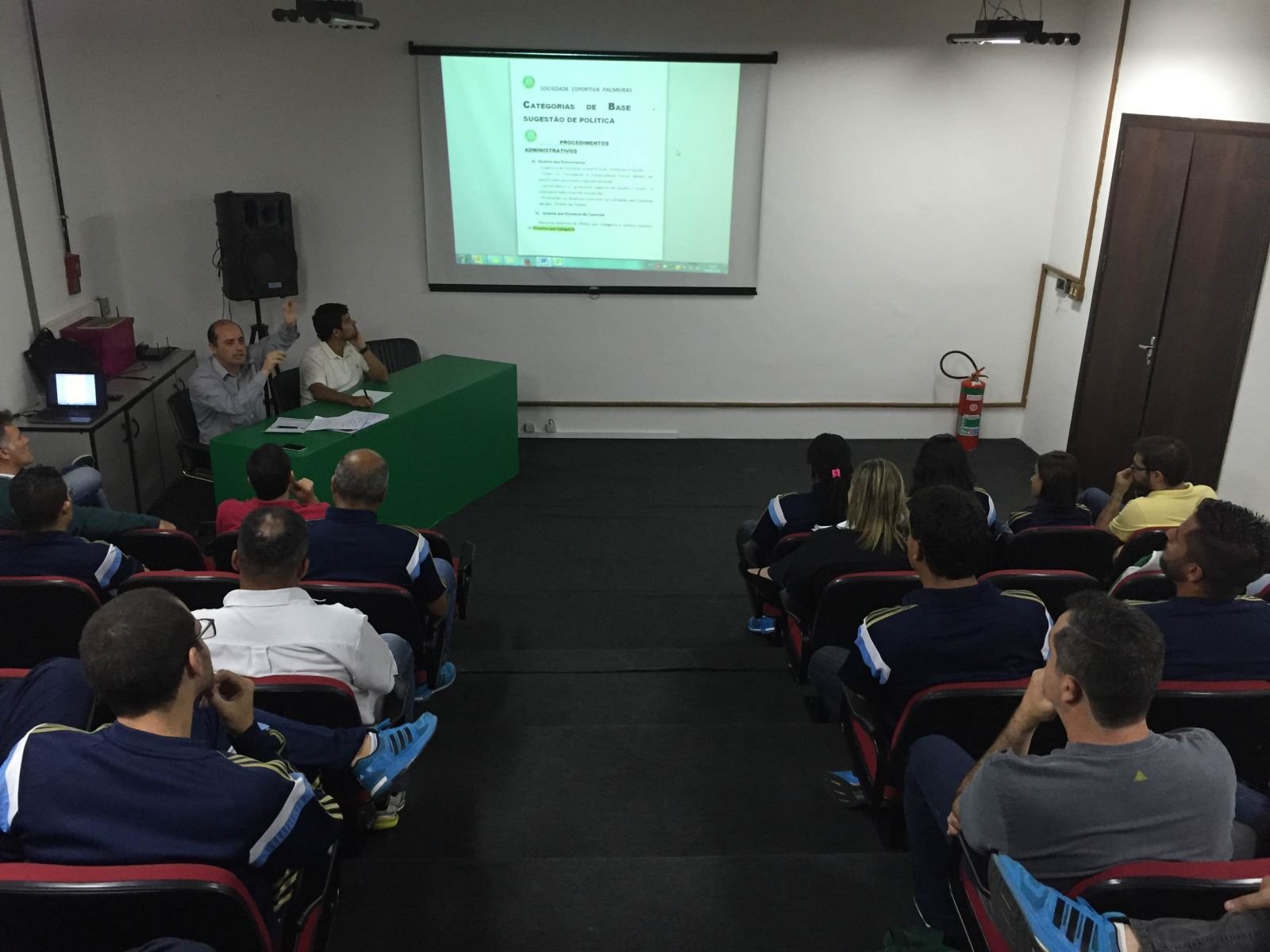 Base e Profissional do Palmeiras mantêm rotina de reuniões para aumentar integração