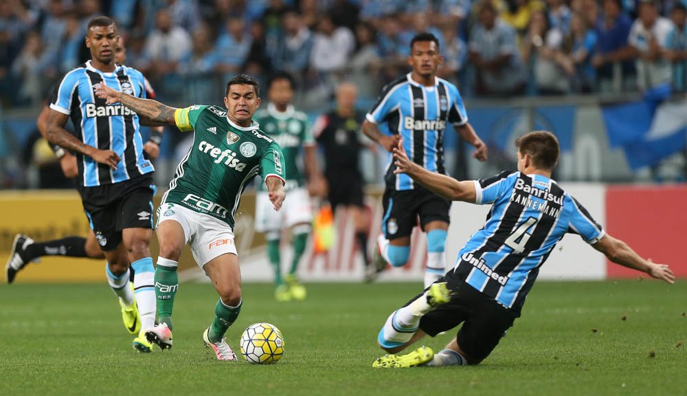 Palmeiras é superado pelo Grêmio, mas gol fora de casa mantém chances de vaga à semi