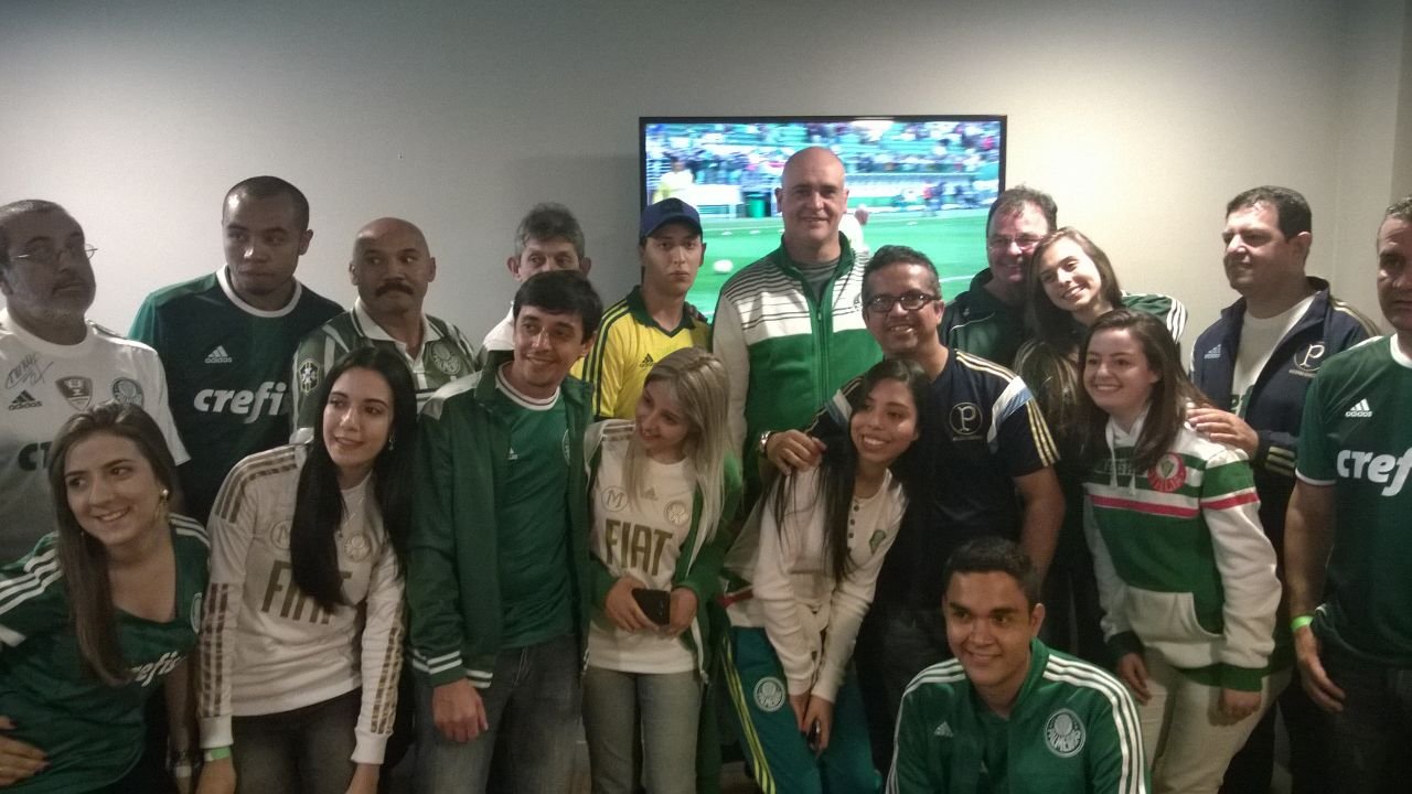 Marcos assiste jogo com torcida e parabeniza Gabriel Jesus por ouro olímpico