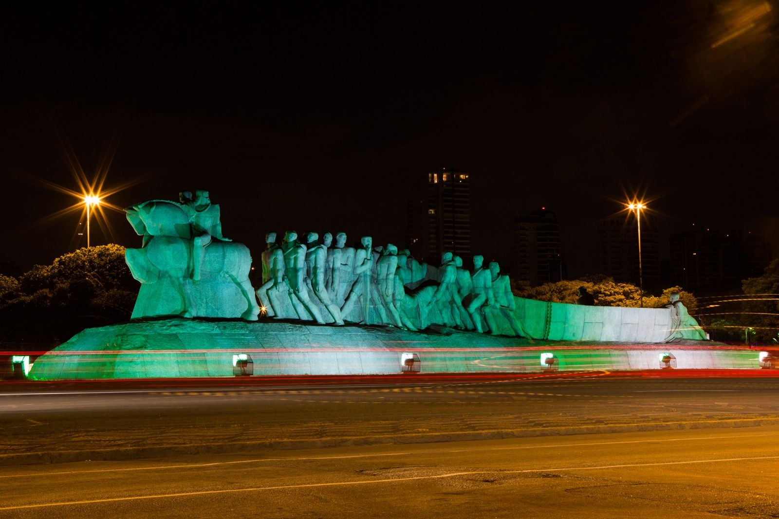 Pontos turísticos da cidade amanhecem coloridos de verde em comemoração ao título