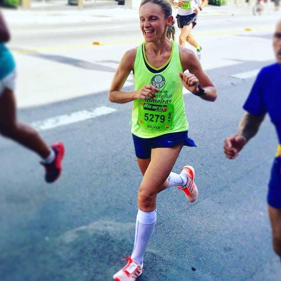 Corredora honra tradição do clube na São Silvestre e cruza em segundo entre os amadores