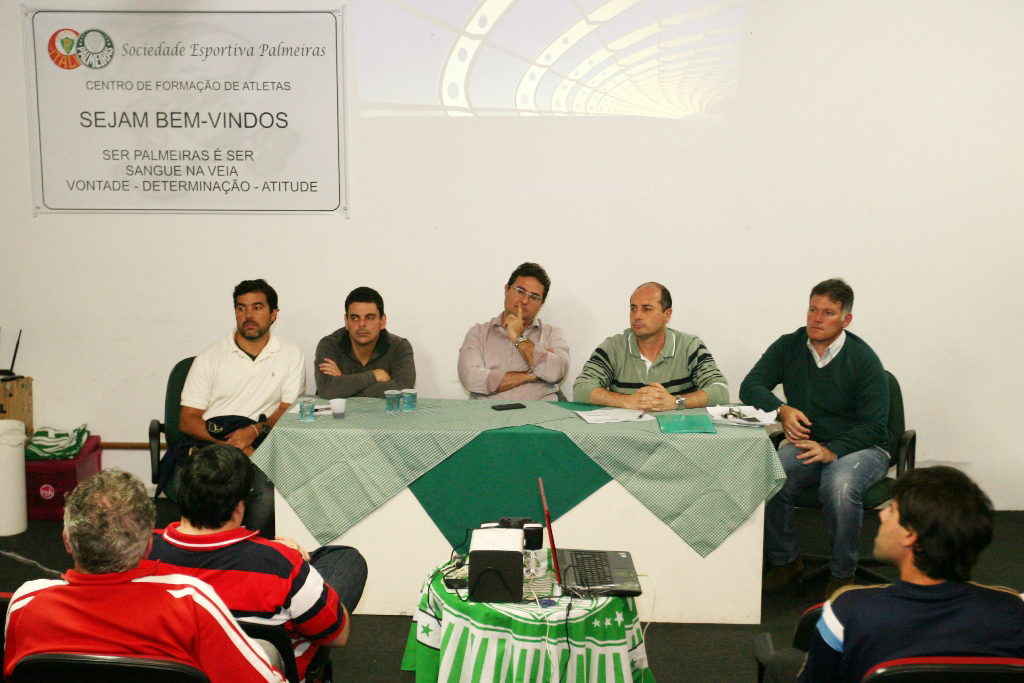 Fabio Menotti/Ag. Palmeiras/Divulgação _ O diretor de futebol, Alexandre Mattos, e o gerente de futebol, Cícero Souza, participaram do encontro com representantes dos departamentos da base