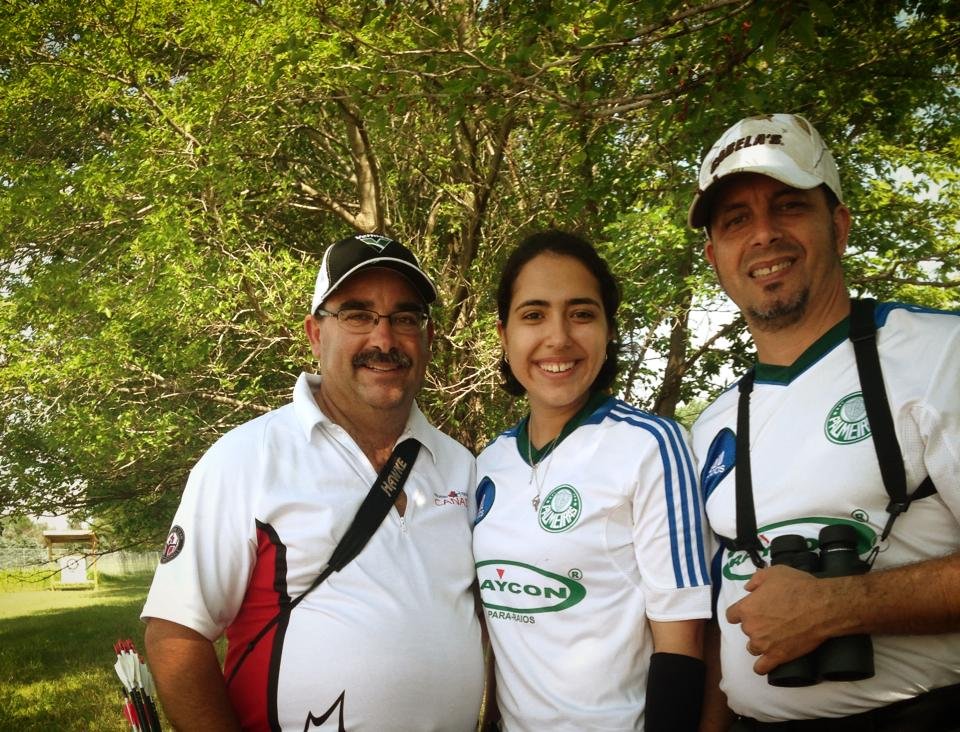 Divulgação _ Pai e filha, Isabella (centro) e Vilson (direita) participaram do Mundial de Field e tiveram novas marcas pessoais