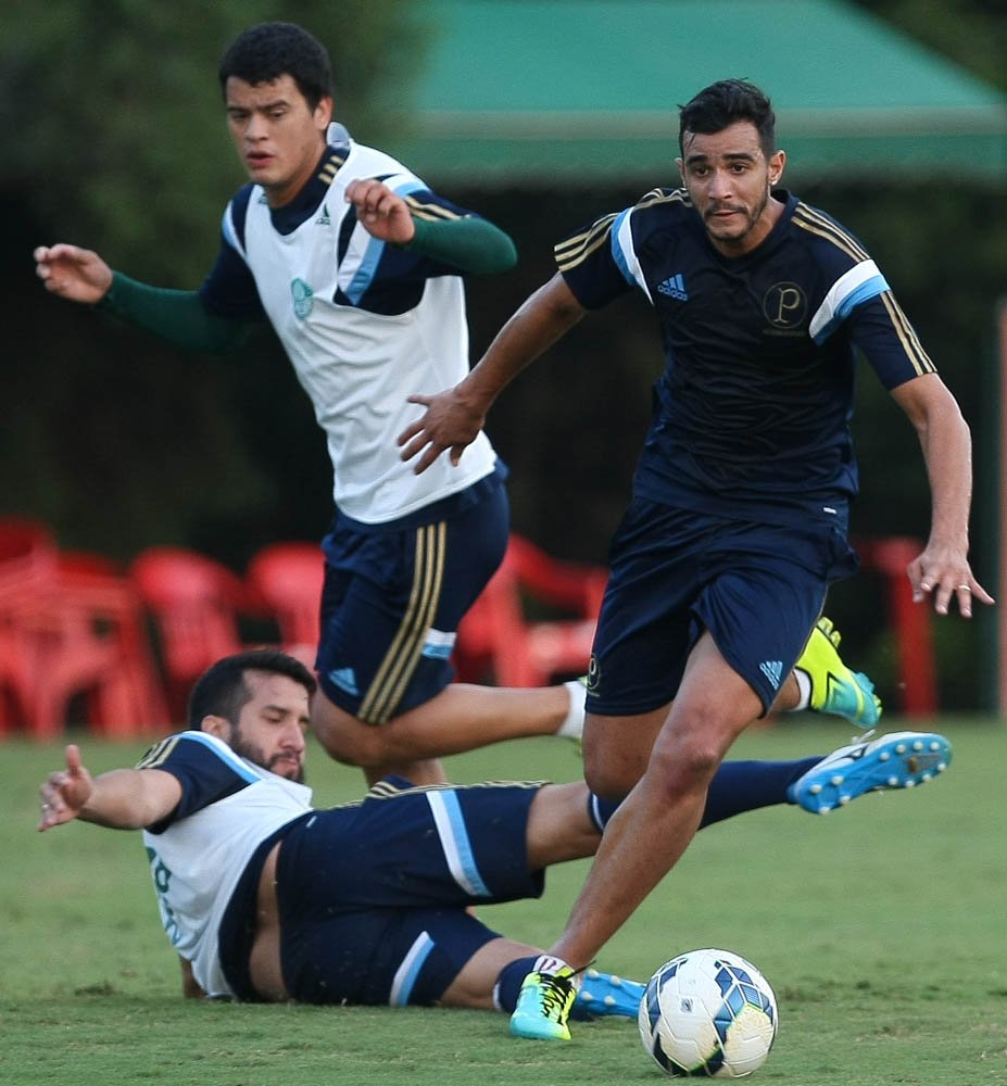 César Greco/Agência Palmeiras/Divulgação _ Henrique, contratado no início da semana, figurou entre os titulares nas atividades desta sexta-feira (02)