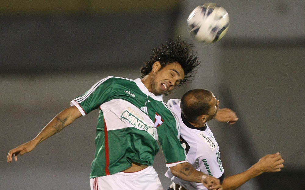 César Greco/Agência Palmeiras/Divulgação _ O atacante Diogo, eleito um dos melhores jogadores em campo, disputa a bola com Rivaldo, do Figueirense