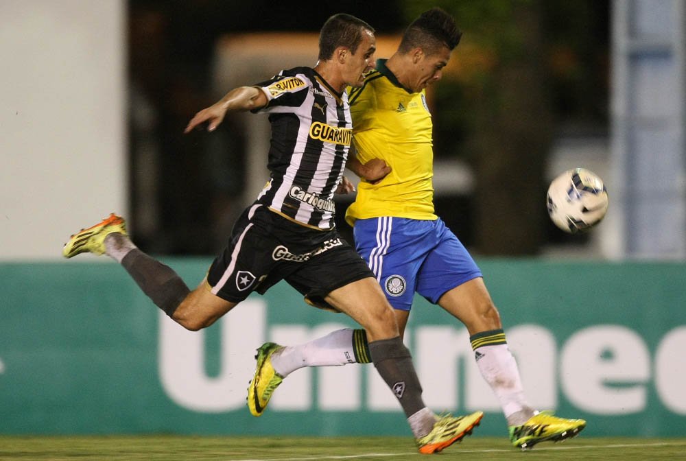 César Greco/Ag. Palmeiras/Divulgação _ Marquinhos Gabriel, participativo nos ataques do primeiro tempo, disputa a bola com o jogador adversário