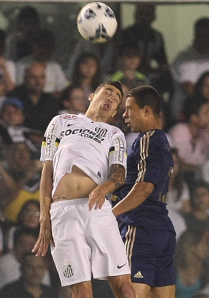 Cesar Greco/Ag. Palmeiras/Divulgação _ Wendel divide bola com o defensor santista