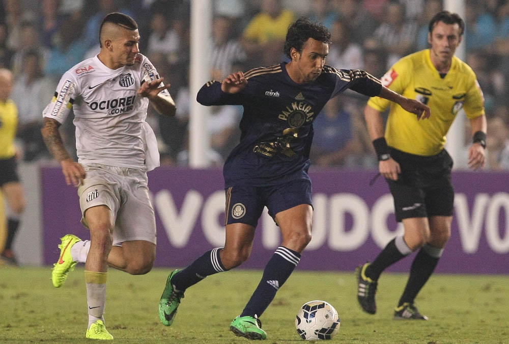 Cesar Greco/Ag. Palmeiras/Divulgação _ Diogo disputa a bola com o jogador santista