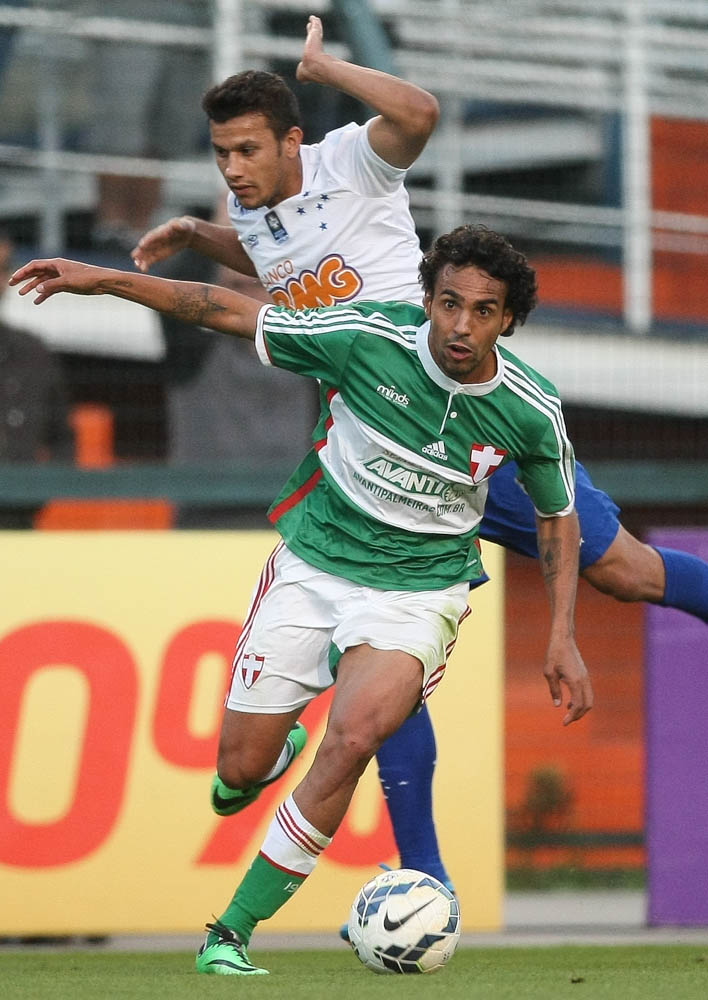 Cesar Greco/Ag. Palmeiras/Divulgação _ Diogo divide bola com o meio-campista Henrique, do Cruzeiro