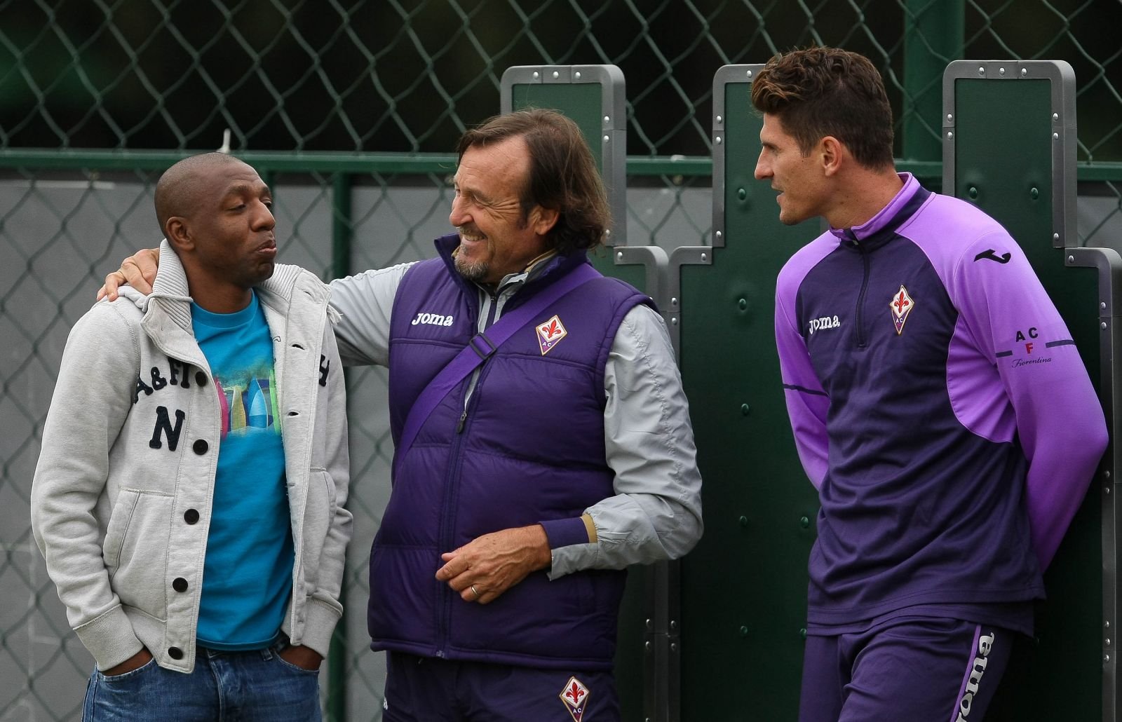 Cesar Greco/Ag. Palmeiras/Divulgação _ Amaral cumprimenta o club manager da Viola, Vincenzo Guerini, ao lado de Mario Gomez