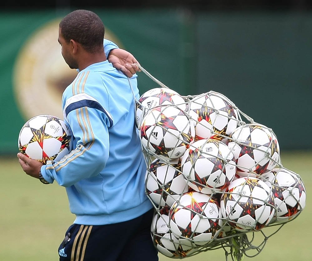  Cesar Greco/Ag. Palmeiras/Divulgação _ Roupeiro Palito carregando as bolas da Copa EuroAmericana