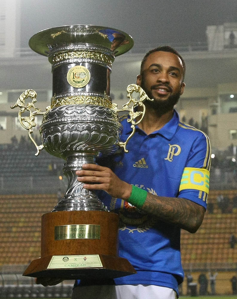 Cesar Greco/Ag. Palmeiras/Divulgação _ Wesley carrega o troféu Julinho Botelho