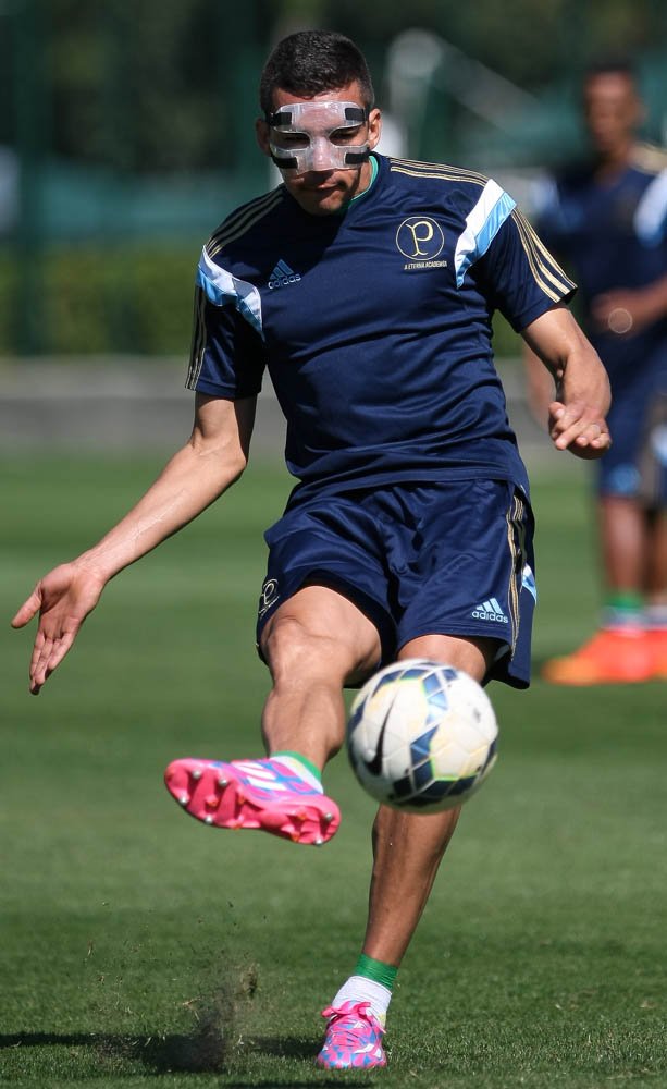 Cesar Greco/Ag. Palmeiras/Divulgação _ Lucio utilizou a proteção no rosto durante o treino desta manhã de sábado