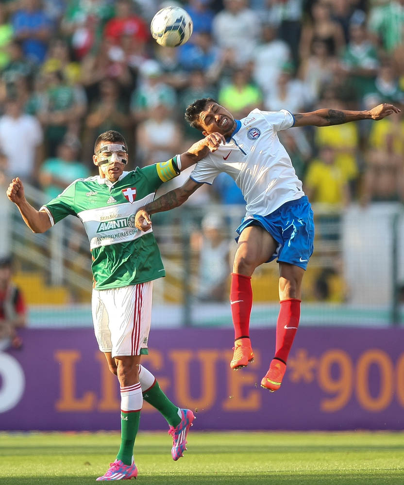 Cesar Greco/Ag. Palmeiras/Divulgação _ Lúcio, que jogou com proteção facial, disputa jogada com o atacante Kieza