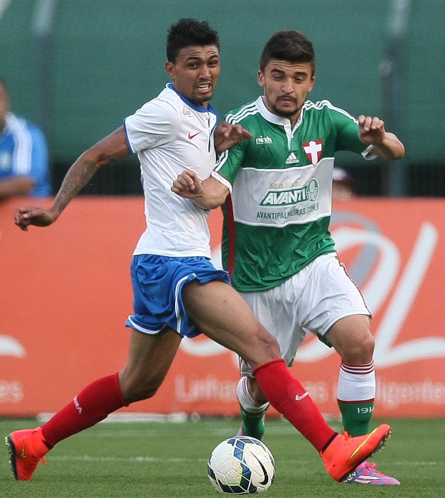 Cesar Greco/Ag. Palmeiras/Divulgação _ Victor Luis, autor da assistência para o gol de Henrique, disputa bola com o defensor baiano