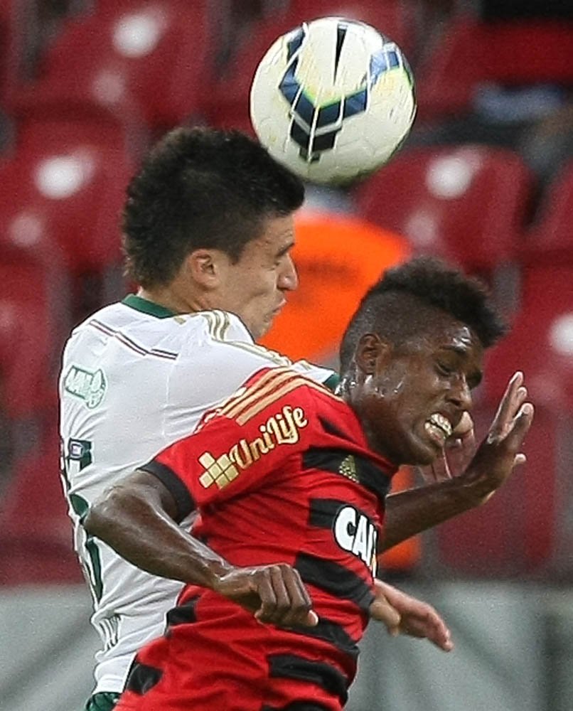 Cesar Greco/Ag Palmeiras/Divulgação _ Marcelo Oliveira disputa bola com o jogador rubro-negro