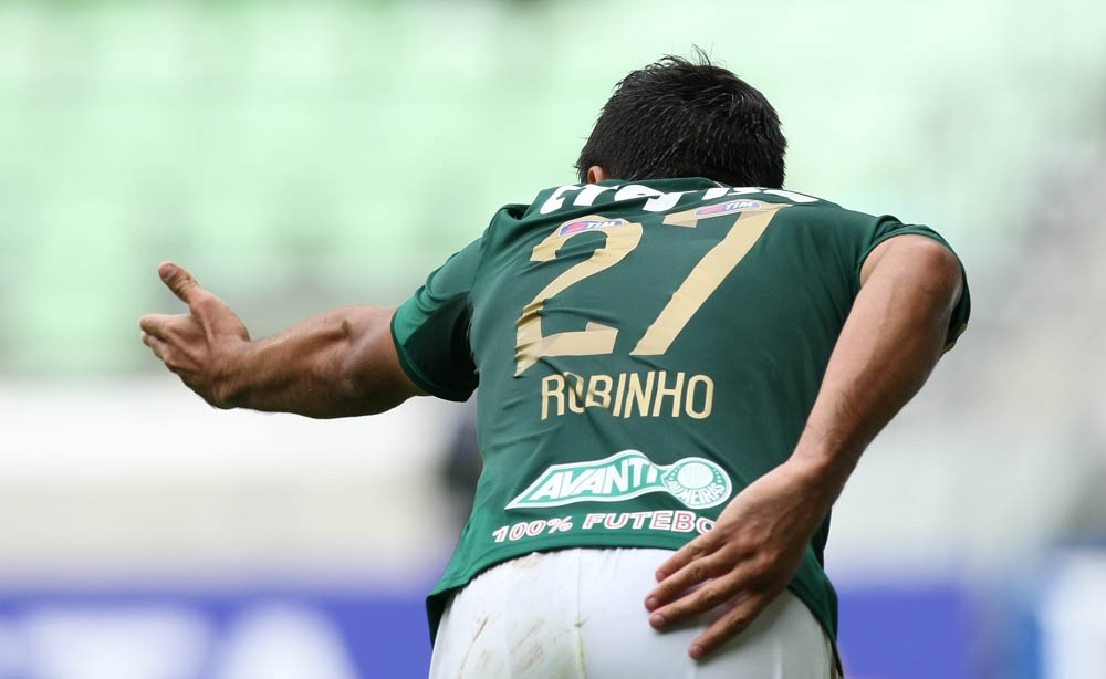 Cesar Greco/Ag. Palmeiras/Divulgação _ Após marcar um golaço, Robinho saudou a torcida alviverde em grande estilo