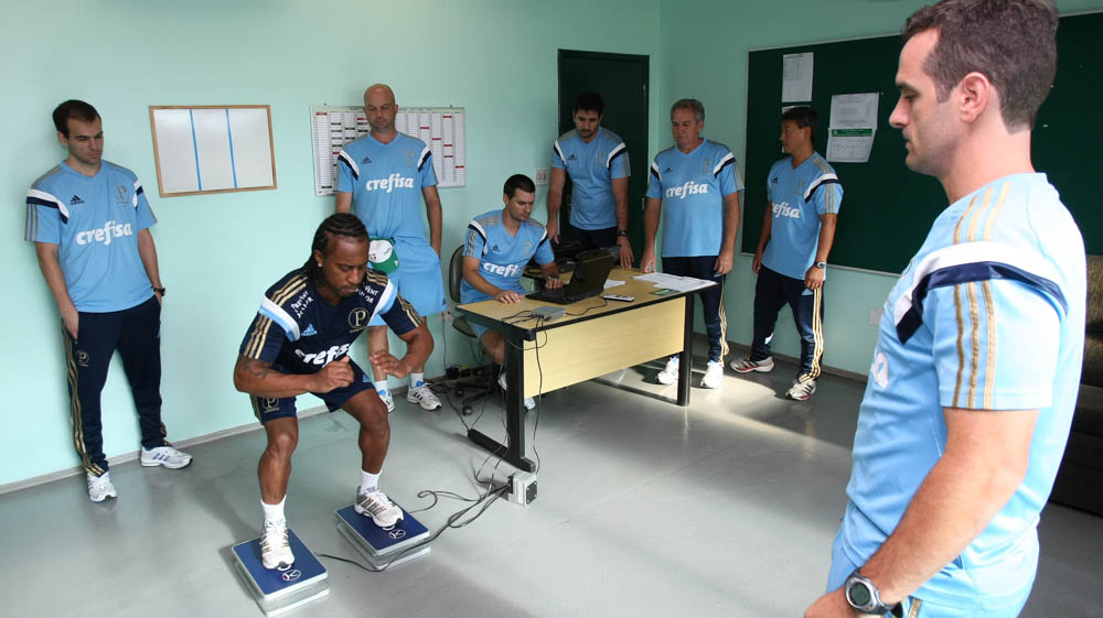 Cesar Greco/Ag.Palmeiras/Divulgação _ Equipe de fisioterapia e preparadores físicos trabalhando com Arouca, novo reforço do clube 