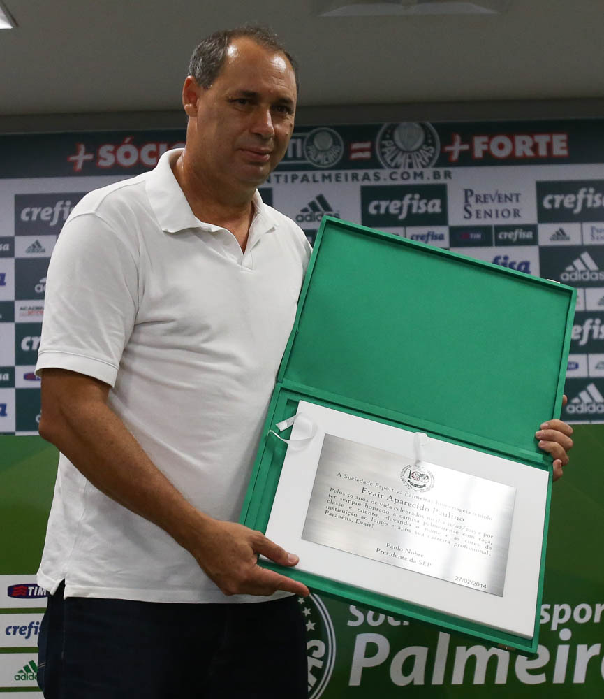 Cesar Greco/Ag. Palmeiras/Divulgação _ O ídolo Evair recebeu uma placa comemorativa pelos seus 50 anos