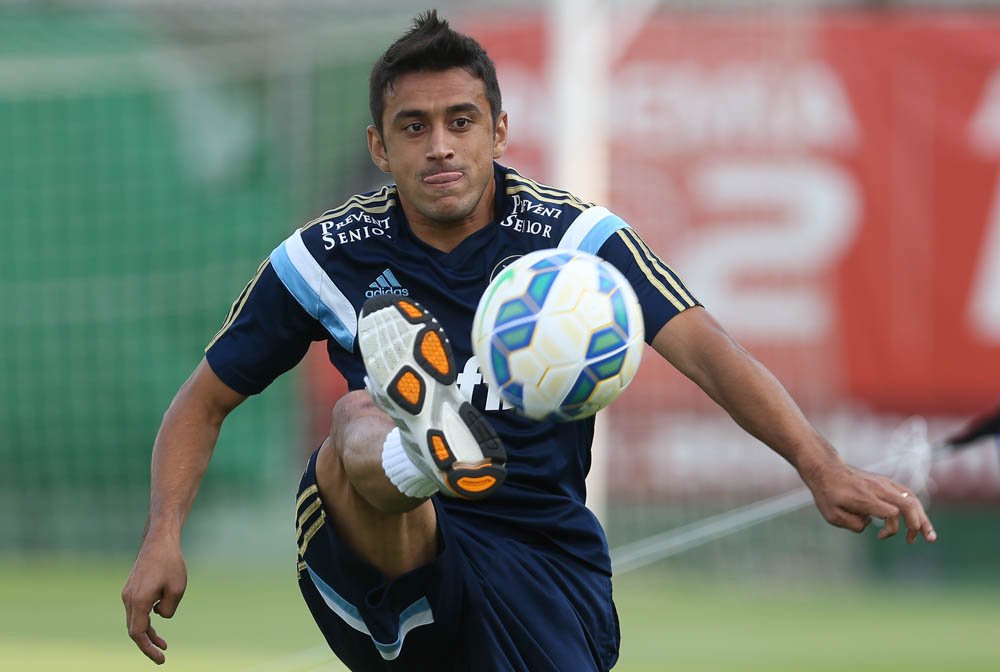 Cesar Greco/Ag.Palmeiras/Divulgação _ Autor de dois gols na última partida, o meia Robinho não poupou esforços no treino desta segunda-feira (02) 