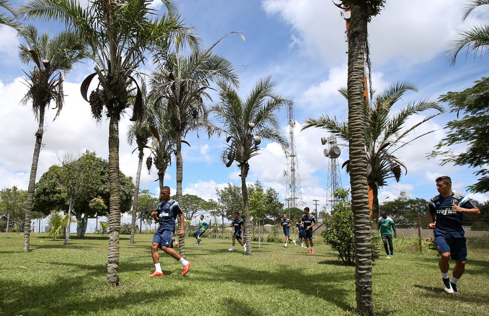 Fabio Menotti/Ag.Palmeiras/Divulgação _ Na Bahia, os jogadores reservas e Fernando Prass fizeram algumas atividades leves de fundamentos