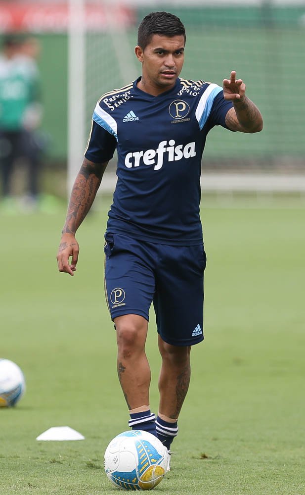 Cesar Greco/Ag.Palmeiras/Divulgação _ Dudu está entre os relacionados e no treino deste sábado (21) ensaiou algumas cobranças de falta ao lado de Zé Roberto e Robinho