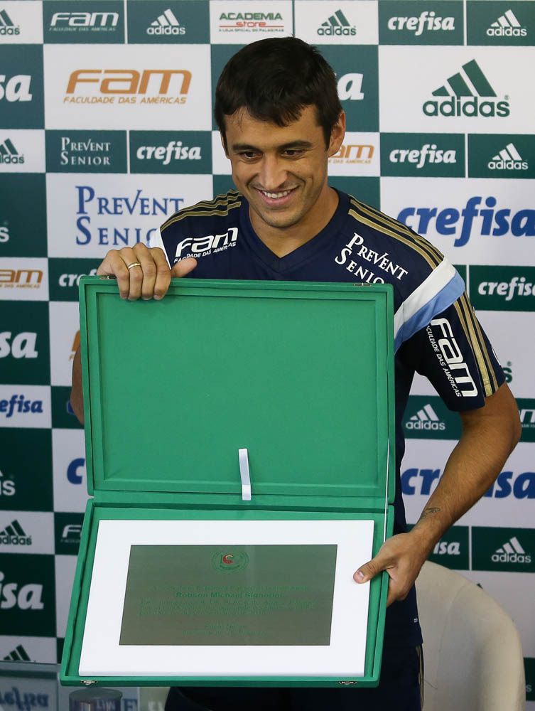 Cesar Greco/Ag.Palmeiras/• Divulgação _ O meia Robinho foi presenteado por Alex com uma placa pelo belo gol contra o São Paulo na última quarta-feira (25)