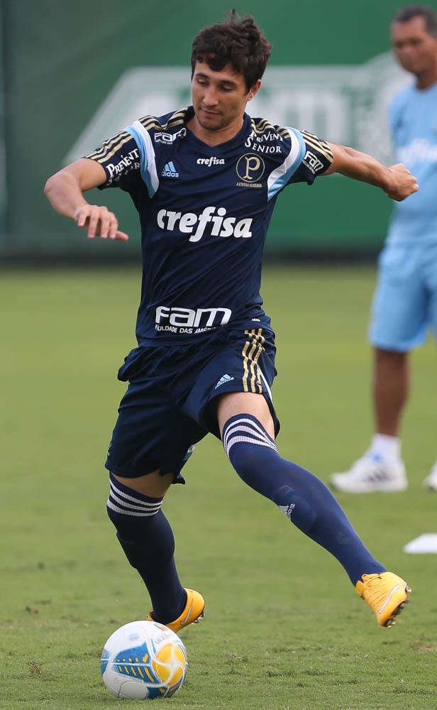 Cesar Greco/Ag.Palmeiras/Divulgação _ O meia Ryder em ação durante as atividades da tarde desta quinta-feira (09)