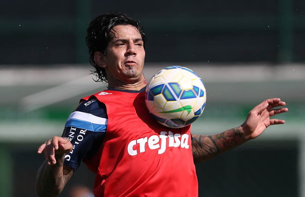 Cesar Greco/Ag. Palmeiras/Divulgação _ O zagueiro Victor Ramos participou do ‘jogo dos três gols’ no time de colete vermelho