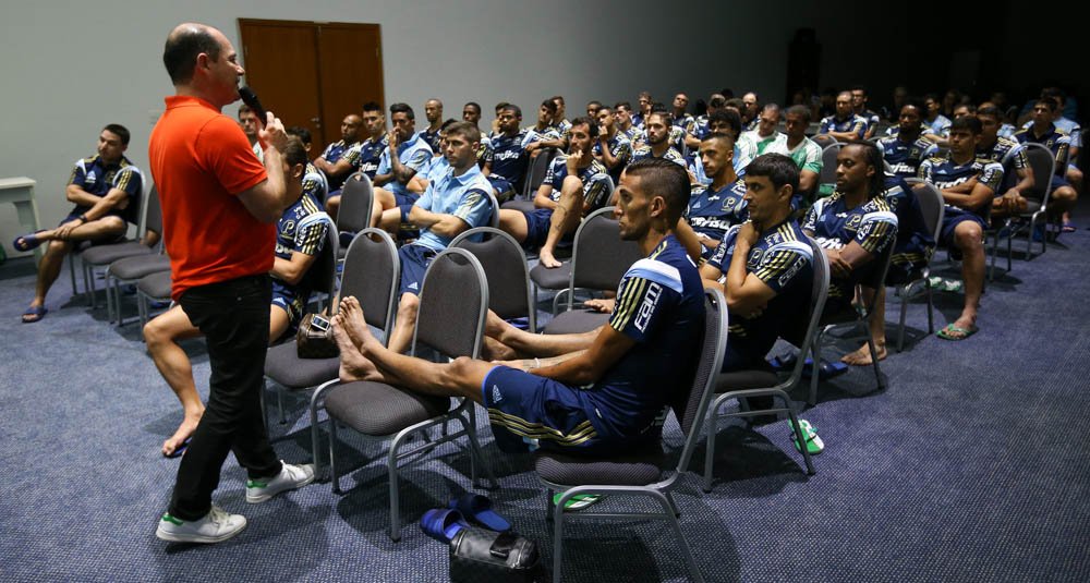 Cesar Greco/Ag.Palmeiras/Divulgação_Gerente Cícero Souza comandou reunião com o grupo palestrino na noite desta sexta-feira (15)