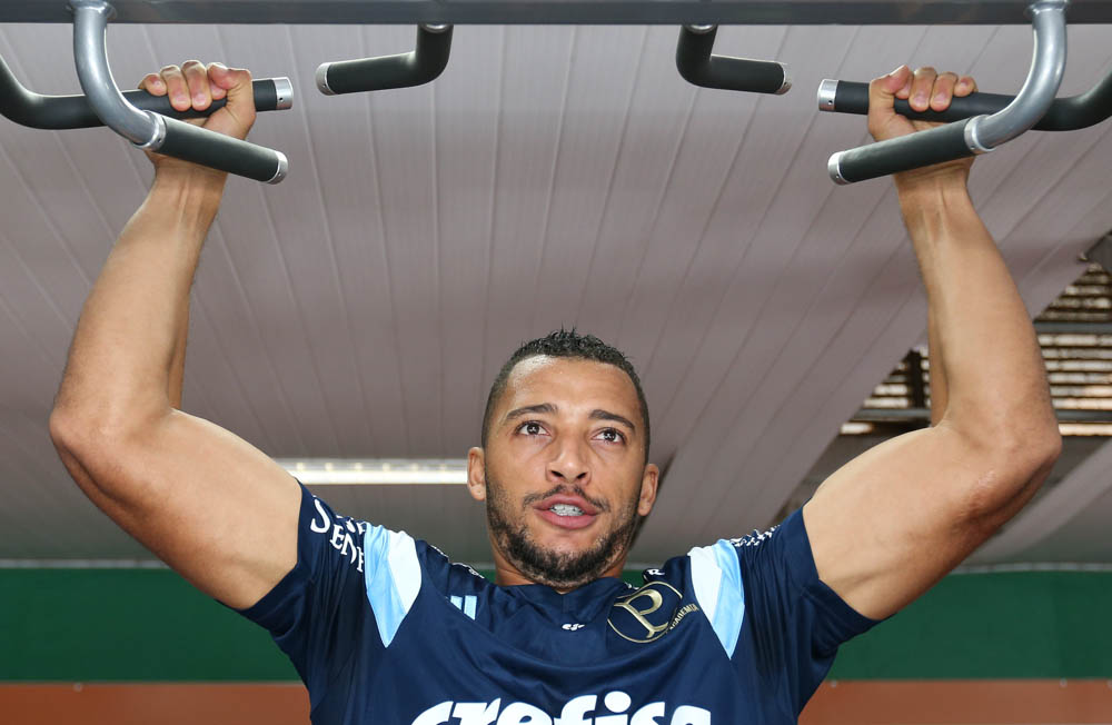 Cesar Greco/Ag. Palmeiras/Divulgação _ O zagueiro Vitor Hugo está se recuperando de dores musculares
