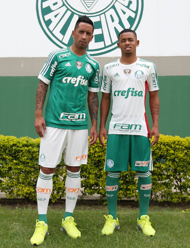 Cesar Greco/Ag. Palmeiras/Divulgação _ Os atacantes Lucas Barrios e Gabriel Jesus apresentaram o novo uniforme do Verdão