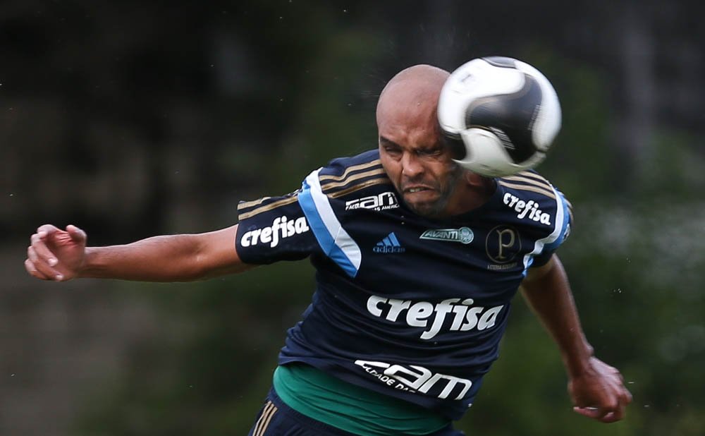 Cesar Greco/Ag.Palmeiras/Divulgação_ O atacante Alecsandro treinou finalizações na parte final da atividade