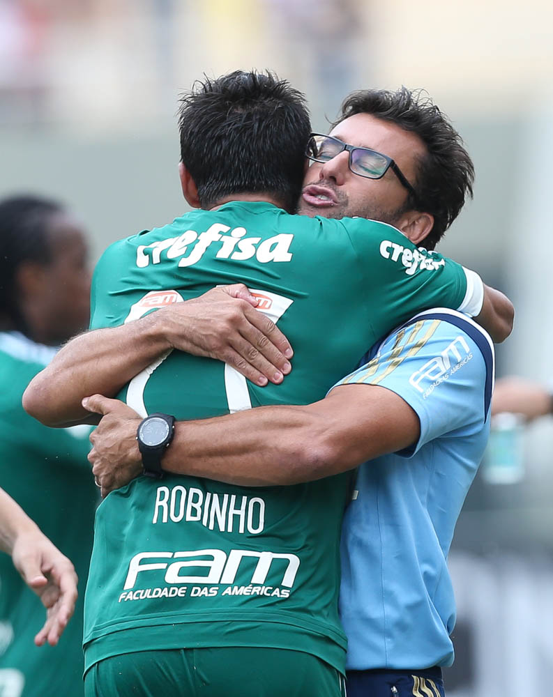 Cesar Greco/Ag.Palmeiras/Divulgação_Alberto Valentim comemorou muito a atuação do time no choque-rei deste domingo (13)