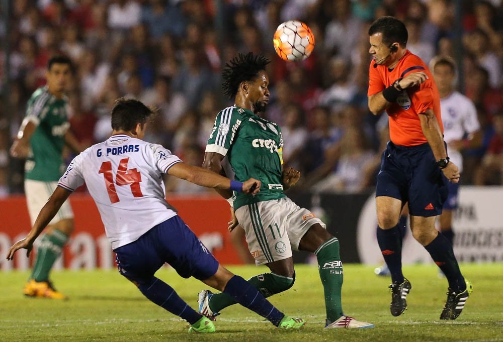 Cesar Greco/Ag.Palmeiras/Divulgação_Polivalente, Zé Roberto atuou como meia no primeiro tempo e lateral na segunda etapa