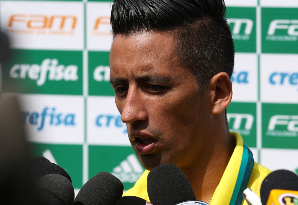 Cesar Greco/Ag Palmeiras/Divulgação _ O atacante Lucas Barrios concedeu entrevista coletiva após o treino em Atibaia (10)