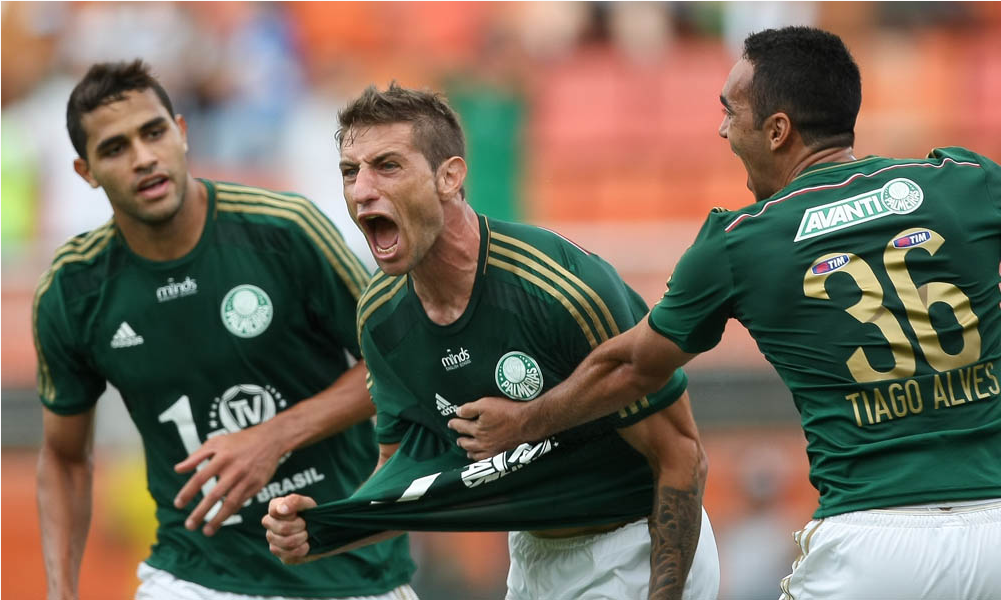 Cesar Grecco/Ag Palmeiras/Divulgação _ Vibração! Trio palmeirense comemora o gol de Eguren na vitória por 3 a 2 sobre a Ponte Preta, pelo Paulistão