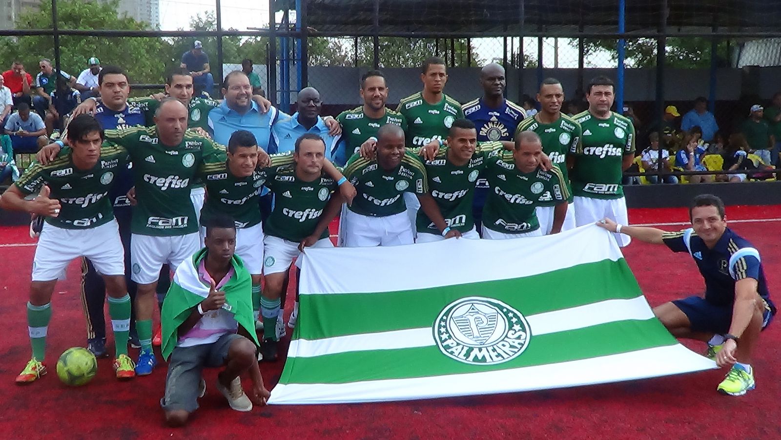 Divulgação _ Equipe formada por funcionários do Palmeiras campeã do Torneio de Futebol Society
