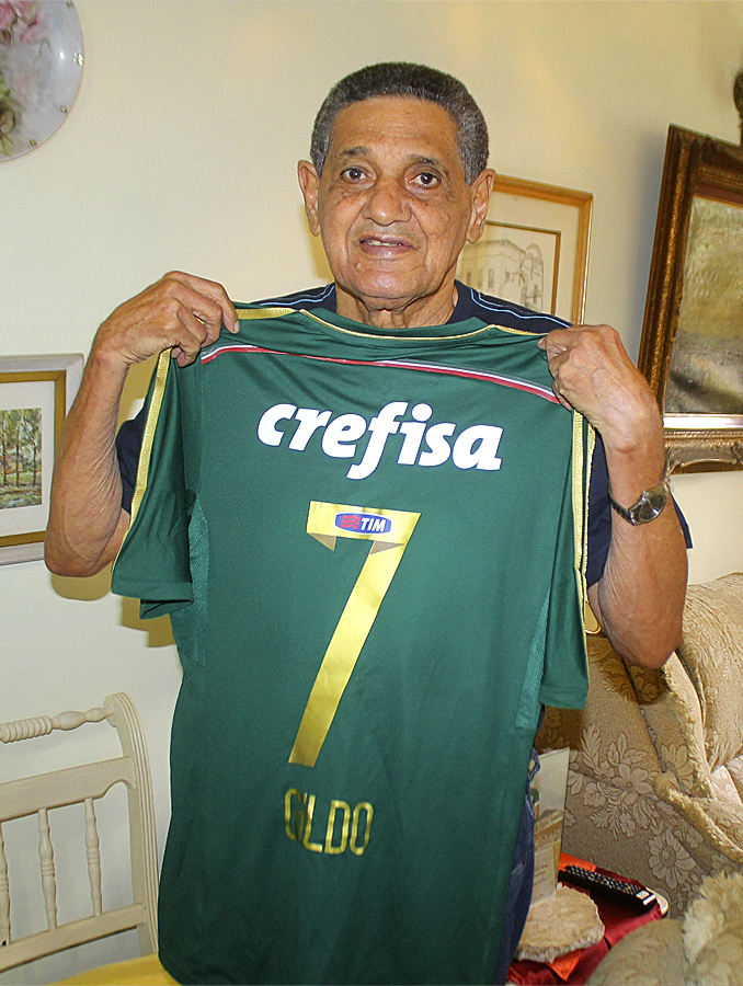 Divulgação _ O ex-ponta-direita foi presenteado com uma camisa comemorativa do Verdão