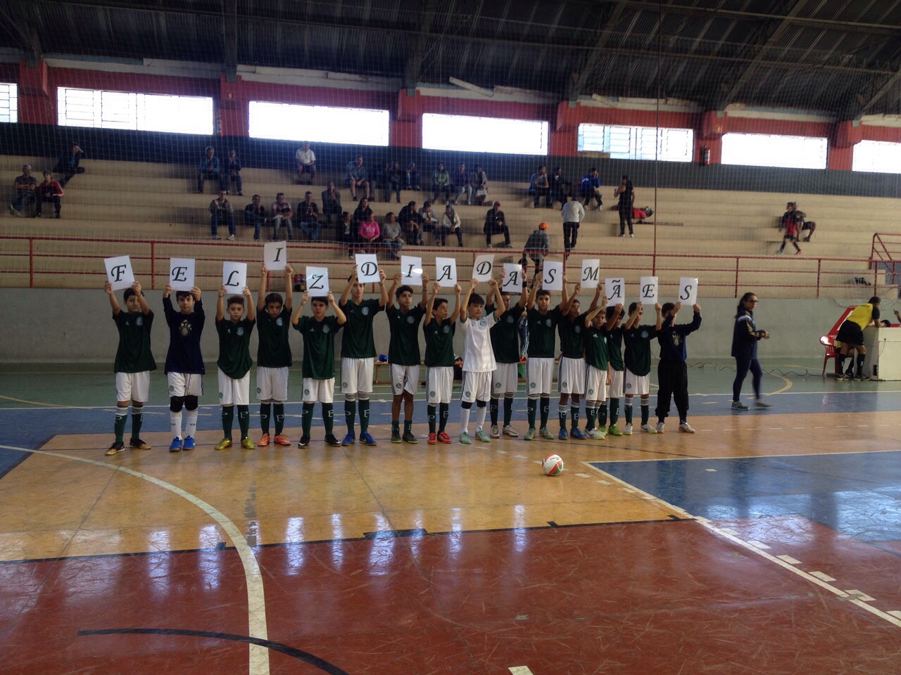Divulgação _ Os alunos da escolinha de futsal de sócios homenagearam as mamães antes do jogo, no último sábado (09)