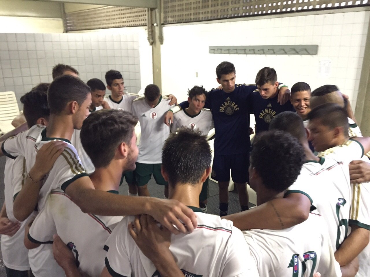 Divulgação _ Equipe do Verdão reunida comemorando a vitória contra o Santa Cruz
