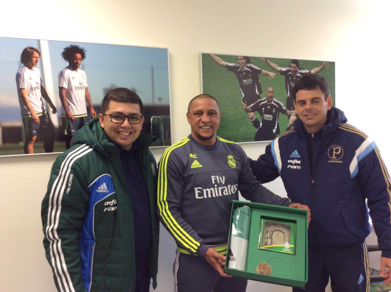 Divulgação_Ídolo de Palmeiras e Real Madrid, Roberto Carlos acompanhou amistoso sub-17 entre as equipes