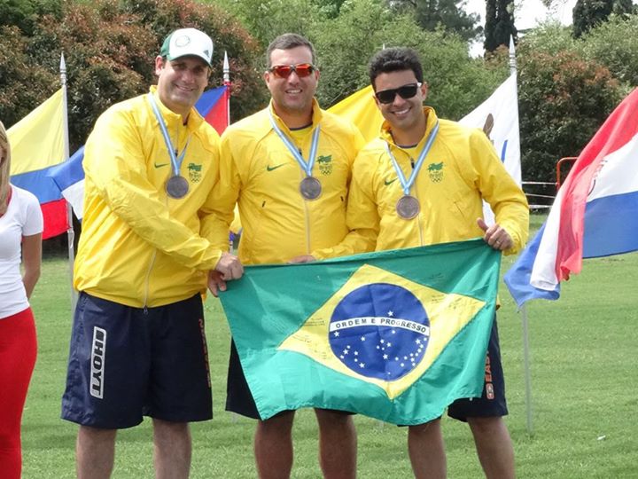 Divulgação _ Ao lado de Roberval (centro) e Marcelo (dir.), Zero faturou a medalha de bronze por equipes no Pan-Americano
