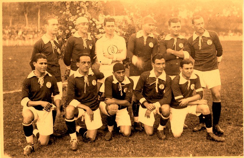 Divulgação _ Atletas do Palestra Italia posam para foto no 1º duelo da história entre as equipes 