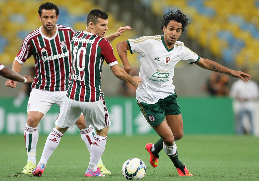 Cesar Greco/Ag. Palmeiras/Divulgação _ Diogo disputa a bola com jogador Wagner, do Fluminense